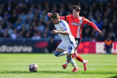 Luton Town 'dan Liam Walsh, Leeds United Malikanesi Solomon of Leeds United' ı Luton Town - Leeds United maçında durdurmaya çalışıyor.