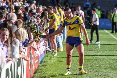 Warrington Wolves 'dan Danny Walker, Betfred Challenge Cup Quarter Final Maçı' nda taraftarlarıyla el sıkışıyor. Warrington Wolves, St. Helens 'e karşı. Halliwell Jones Stadyumu, Warrington, Birleşik Krallık, 6 Nisan 2025