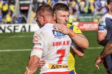 St. Helens 'ten Jonny Lomax, Warrington Wolves' dan George Williams ile oynadığı Betfred Challenge Cup Quarter Final Maçı 'nda el sıkışıyor. Warrington Wolves St. Helens' e karşı Halliwell Jones Stadyumu, Warrington, İngiltere