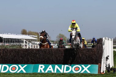 Harry Cobden 'ın bindiği Caldwell Potter, Aintree Yarış Pisti, Liverpool, Birleşik Krallık' ta düzenlenen Randox Grand National 2025 Kadınlar Günü 'nde Huyton Asphalt Franny Blennerhassett Memorial Mildmay Acemi Kovalamacası' nda çiti temizliyor.