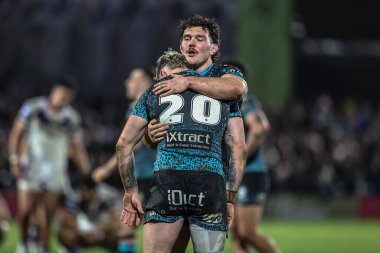 Leopar Leoparlar 'dan Ethan O' neill ve Leopar Leopar 'dan Robbie Mulhern, Birleşik Krallık' ın Wakefield Stadyumu, Wakefield, 4 Nisan 2025 'de oynanan Betfred Challenge Kupası çeyrek final maçında zaferi kutluyorlar.