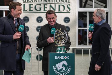 Bir P McCoy, nam-ı diğer Tony McCoy, 5 Nisan 2025 'te Aintree Yarış Pisti' nde düzenlenen Ulusal Ulusal Randoks Günü 'nde Büyük Ulusal Kupa ile ITV' ye konuştu.