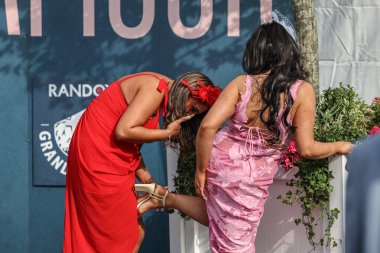 Bayanlar yüksek topuklu ayakkabıları, Randox Grand 2025 Bayram Günü 'nde Aintree Yarış Pisti, Liverpool' da, 4 Nisan 2025 'te gelen yüksek topuklu ayakkabılarla değiştiriyorlar.