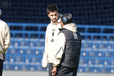 Leeds, 5 Nisan 2025 'te Luton Town - Leeds United maçında Leeds Road, Luton, İngiltere' de oynanan Sky Bet Şampiyonası karşılaşması öncesinde birleşti.