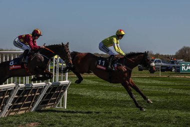 Aintree Yarış Pisti, Liverpool, 5 Nisan 2025 'te düzenlenen Randox Grand National 2025 Ulusal Günü' nde Harry Cobden 'ın sürdüğü Vekil Gezintisi.