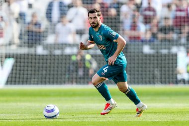 AFC Bournemouth takımından Lewis Cook, Premier League maçında topla koşuyor. West Ham United, Bournemouth 'a karşı Londra Stadyumu, İngiltere, 5 Nisan 2025