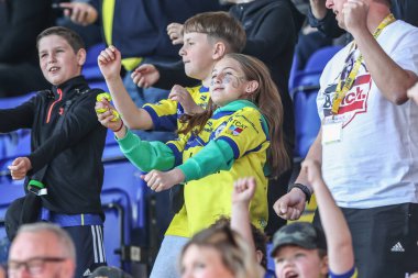 Warrington taraftarları takımlarını kutluyor. Betfred Challenge Kupası çeyrek final maçında Warrington Wolves St. Helens 'e karşı Halliwell Jones Stadyumu, Warrington, İngiltere, 6 Nisan 2025