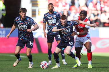 Blackpool 'dan Sonny Carey, Rotherham United takımından Pelly Ruddock Mpanzu' yu 5 Nisan 2025 'te New York Stadyumu, Rotherham, İngiltere' de oynanan 1.