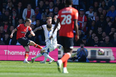 Luton Town 'dan Thelo Aasgaard, Luton Town - Leeds United maçında 5 Nisan 2025' te Luton Road, İngiltere 'de oynanan maçta gol atma şansı yakaladı.