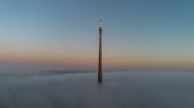 Güneş, Emley Moor yayın istasyonu Huddersfield, İngiltere 'de 6 Nisan 2025' te doğuyor.