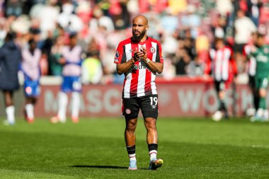Brentford 'dan Bryan Mbeumo, Premier League maçının ardından Londra, İngiltere' deki The Gtech Community Stadyumu 'nda Brentford' a karşı Chelsea maçında takımlar berabere kaldıktan sonra taraftarları kabul ediyor.