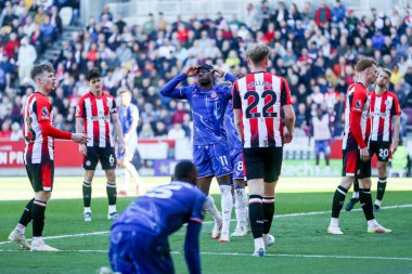 Chelsea 'den Noni Madueke, Premier Lig karşılaşmasında kaçırılan Brentford Chelsea' ye karşı 6 Nisan 2025 'te Londra' daki Gtech Community Stadyumu 'nda oynanan karşılaşmada tepki gösterdi.