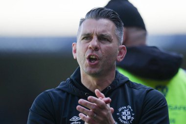 Luton Town 'un Matt Bloomfield Yöneticisi, Luton Town - Leeds United maçından sonra 5 Nisan 2025, Kenilworth Road, Luton, İngiltere