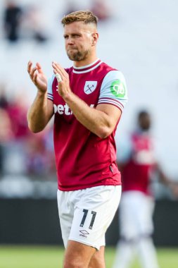 West Ham United takımlarından Niclas Fullkrug, Premier League maçının ardından Londra Stadyumu, Londra, İngiltere, 5 Nisan 2025 'te West Ham United' a karşı Bournemouth maçının ardından takımlar berabere kaldıktan sonra taraftarları kabul ediyor.