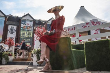 Bayanlar, Randox Grand National 2025 İkinci Gün Kadınlar Günü 'nde Aintree Yarış Pisti, Liverpool, Birleşik Krallık' a geldiler.