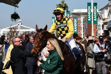 Kurtarıcı Mundi, Paul Townend tarafından 4 Nisan 2025 'te Aintree Yarış Pisti' nde düzenlenen Randox Grand National 2025 Kadınlar Günü 'nde mütevelli taciri Top Acemi Acemi Adayları Engeli' nin ardından ödül töreninde muhafaza edildi.