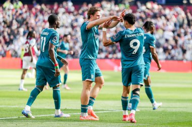 AFC Bournemouth takımından Evanilson, 5 Nisan 2025 'te Londra' daki Londra Stadyumu 'nda oynanan Premier League maçında takım arkadaşlarıyla yaptığı maçı 0-1 kazanarak kutluyor.