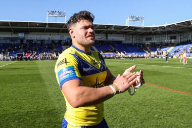 Warrington Wolves 'tan Joe Philbin, 5 Nisan 2025' te Halliwell Jones Stadyumu, Warrington 'da oynanan Betfred Challenge Kupası çeyrek final maçı sonrasında ev sahibi taraftarlarını alkışlıyor.