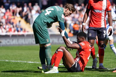 Luton Town 'dan Thomas Kaminski, Luton Town' dan İsa Makosso 'ya, 5 Nisan 2025' te Kenilworth Road, Luton, Birleşik Krallık 'ta oynanan Luton Town - Leeds United maçında savunma bloğu sonrasında yardım ediyor.