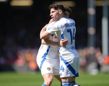 Leeds United 'dan Manor Solomon ve Leeds United' dan Daniel James, 5 Nisan 2025 'te Luton Town - Leeds United maçında eşitliği kutladı.