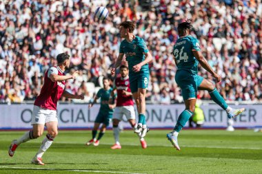 AFC Bournemouth takımından Antoine Semenyo 5 Nisan 2025 'te Londra' daki Londra Stadyumu 'nda oynanan Premier League maçında West Ham United ve Bournemouth maçında topa önderlik ediyor.