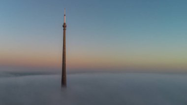 Güneş, Emley Moor yayın istasyonu Huddersfield, İngiltere 'de 6 Nisan 2025' te doğuyor.