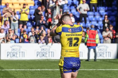 Warrington Wolves takımından Lachlan Fitzgibbon, 6 Nisan 2025 'te oynanan Betfred Challenge Cup Quarter Final Maçı' nda taraftarları alkışlıyor.