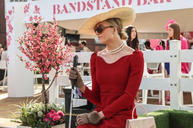 Bayanlar, Randox Grand National 2025 İkinci Gün Kadınlar Günü 'nde Aintree Yarış Pisti, Liverpool, Birleşik Krallık' a geldiler.