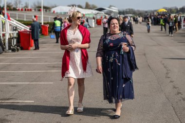 Bayanlar, Randox Grand National 2025 İkinci Gün Kadınlar Günü 'nde Aintree Yarış Pisti, Liverpool, Birleşik Krallık' a geldiler.