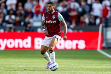 West Ham United takımından Emerson Palmieri, Premier League maçında topla koşuyor. West Ham United, Bournemouth 'a karşı, Londra Stadyumu' nda, 5 Nisan 2025.
