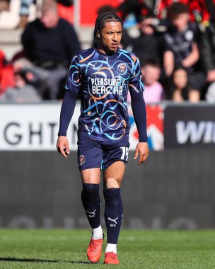 Blackpool takımından Samuel Silvera 5 Nisan 2025 'te New York Stadyumu' nda oynanan maçta Rotherham United, Blackpool 'a karşı.