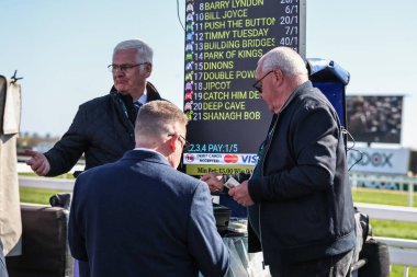 Yarışçılar, 5 Nisan 2025 'te Aintree Yarış Pisti, Liverpool' da düzenlenen Randox Grand National 2025 Ulusal Günü 'nde yarışlara bahis koydular.