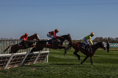 Aintree Yarış Pisti, Liverpool, 5 Nisan 2025 'te düzenlenen Randox Grand National 2025 Ulusal Günü' nde Harry Cobden 'ın sürdüğü Vekil Gezintisi.