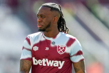 West Ham United 'dan Aaron Wan-Bissaka, Premier League maçından önce ısınıyor. West Ham United, Bournemouth' a karşı Londra Stadyumu 'nda, 5 Nisan 2025