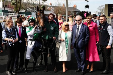 Aintree Yarış Pisti, Liverpool, 4 Nisan 2025 'te düzenlenen Randox Grand National 2025 Kadınlar Günü' nde William Hill Handicap Engelli Engelli Yarışması 'nın galipleri arasında Jonjo ONeill JR' nin bindiği Wellington Kemeri