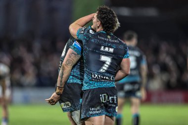 Leigh Leoparları 'ndan Ethan O' neill ve Leoparlar 'dan Lachlan Lam, 4 Nisan 2025' te Birleşik Krallık 'ın Wakefield Stadyumu' nda oynanan Betfred Challenge Kupası çeyrek final maçında kazandıkları zaferi kutluyorlar.