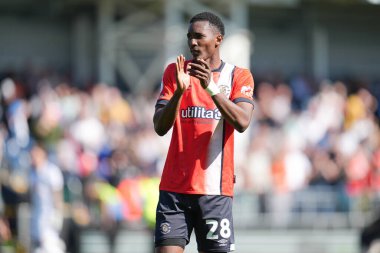 Luton Town 'dan İsa Makosso, 5 Nisan 2025' te Luton Town - Leeds United maçında taraftarlarını alkışladı.