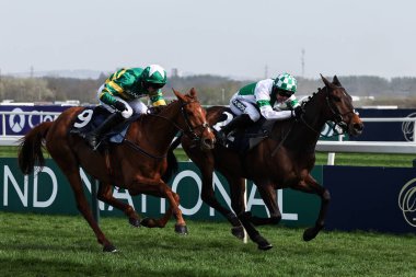 Jonjo ONeill JR tarafından sürülen Wellington Kemeri, 4 Nisan 2025 'te Aintree Yarış Pisti' nde düzenlenen Randox Grand 2025 Kadınlar Günü 'nde William Hill Handicap Engelli Engellisinde başı çekiyor.