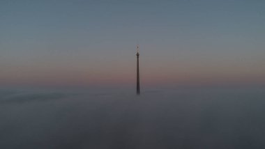 Güneş, Emley Moor yayın istasyonu Huddersfield, İngiltere 'de 6 Nisan 2025' te doğuyor.