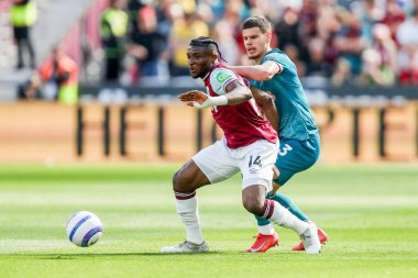 West Ham United takımından Muhammed Kudus, Premier League maçında AFC Bournemouth takımından Milos Kerkez 'in 5 Nisan 2025' te Londra Stadyumu 'nda oynadığı West Ham United - Bournemouth maçında baskı altında kaldı.