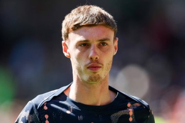 Chelsea 'den Cole Palmer, Premier Lig karşılaşmasından önce 6 Nisan 2025' te Londra 'daki Gtech Community Stadyumu' nda Brentford Chelsea 'ye karşı ısınıyor.