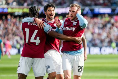 West Ham United takımından Jarrod Bowen, 5 Nisan 2025 'te Londra Stadyumu' nda oynanan Premier League maçında West Ham United 'a karşı Bournemouth maçında takım arkadaşlarıyla yaptığı maçı 2-1 kazanarak kutluyor.