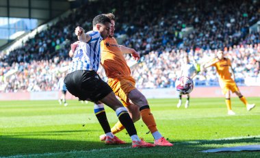 Sheffield 'li Shea Charles, 5 Nisan 2025' te Sheffield, İngiltere 'deki Hull City maçında Sheffield Wednesday' e karşı oynadığı Gökyüzü İddia Şampiyonası maçında topu geçiyor.