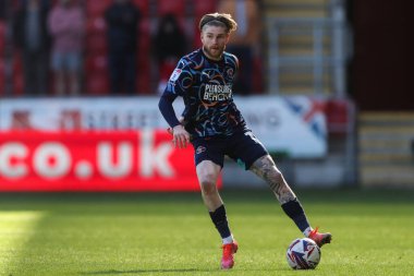 Blackpool takımından Hayden Coulson, 5 Nisan 2025 'te New York Stadyumu' nda oynanan Sky Bet 1 karşılaşmasında topu kontrol ediyor.