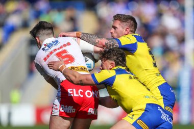 Warrington Wolves takımından Marc Sneyd, 5 Nisan 2025 'te Warrington, İngiltere' deki Halliwell Jones Stadyumu 'nda oynanan Betfred Challenge Cup Quarter Final karşılaşmasında St. Helens' tan Jon Bennison 'ı yere serdi.