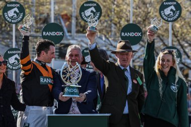 Patrick Mullins, Stewart Andrews ve Willie Mullins, 5 Nisan 2025 'te Aintree Yarış Pisti' nde düzenlenen Randox Grand National 2025 Ulusal Günü 'nde Grand National Trohpy' yi kaldırdılar.