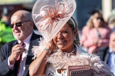 Yarışçılar 5 Nisan 2025 'te Aintree Yarış Pisti, Liverpool' da düzenlenen Randox Grand National 2025 Ulusal Günü 'nde Aintree' ye vardılar.