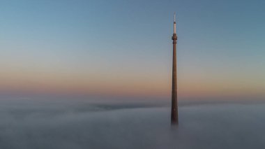 Güneş, Emley Moor yayın istasyonu Huddersfield, İngiltere 'de 6 Nisan 2025' te doğuyor.