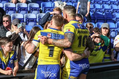 Warrington Wolves 'tan Matt Dufty ve Warrington Wolves' tan Paul Vaughan, 6 Nisan 2025 'te oynanan Betfred Challenge Cup Quarter Final Maçı' nda Warrington Wolves ve St Helens, Halliwell Jones Stadyumu 'nda karşı karşıya geldiler.