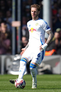 Leeds United takımından Joe Rodon 5 Nisan 2025 'te Luton Town - Leeds United maçında Kenilworth Road, Luton, İngiltere' de karşılaştı.